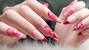 kırmı oje rengi 2025 yılı için yeni trendlerden.