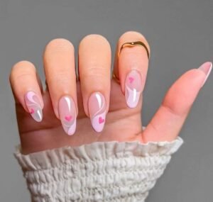 “Pastel tonlarda zarif çizgilerle süslenmiş tırnak tasarımı – minimal ve şık bir nail art modeli.”