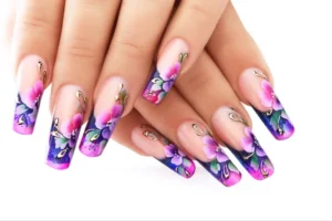 Pastel tonlarında zarif desenlerle süslenmiş modern nail art tasarımı – sade ve şık bir görünüm.”