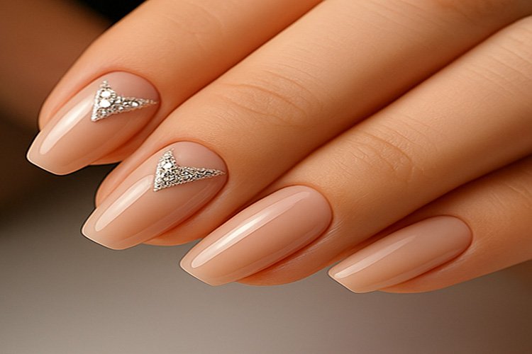 Mersin Charm Nail Art tasarımı – zarif taş detaylı parlak tırnak süslemesi